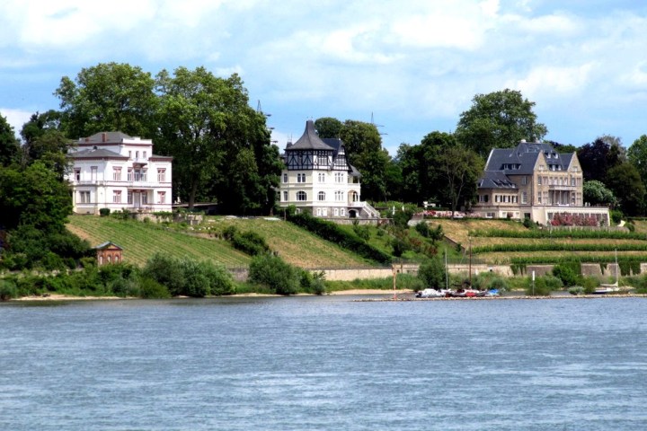 Villen Eltville. Rheingau bei Walluf. Flussauf, flussab! Die Rheingauer Riviera und ihre Geschichte