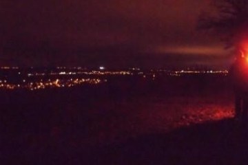 Auf geheimnisvollen Wegen mit dem Bollerwagen und Fackeln auf einem Panoramaweg zum Ausblick über Wiesbadener Weinberge und zum Rheinufer